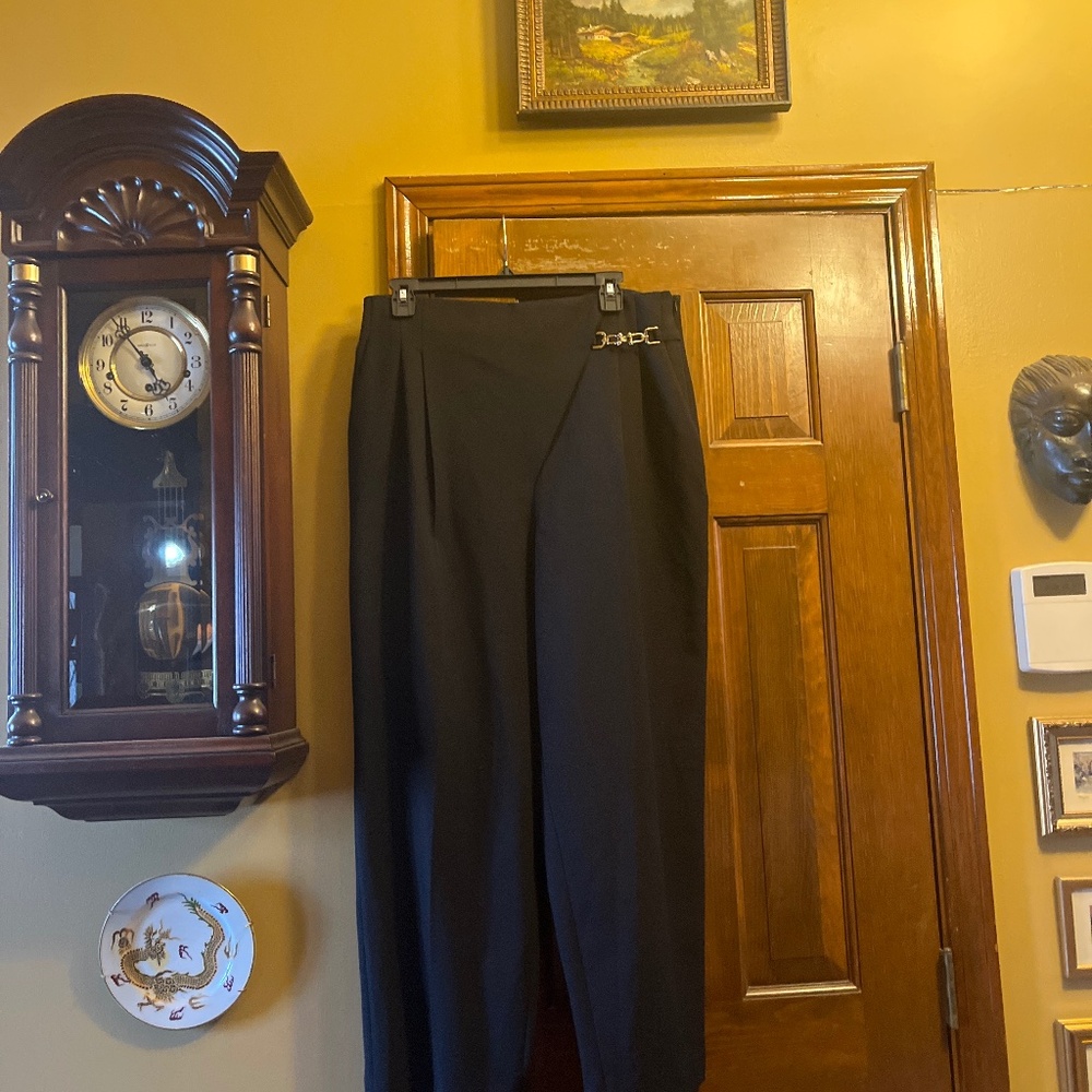 NWT Gorgeous Exquise Black Pants with Gold Buckle Detail From Anthropologie. Lg.